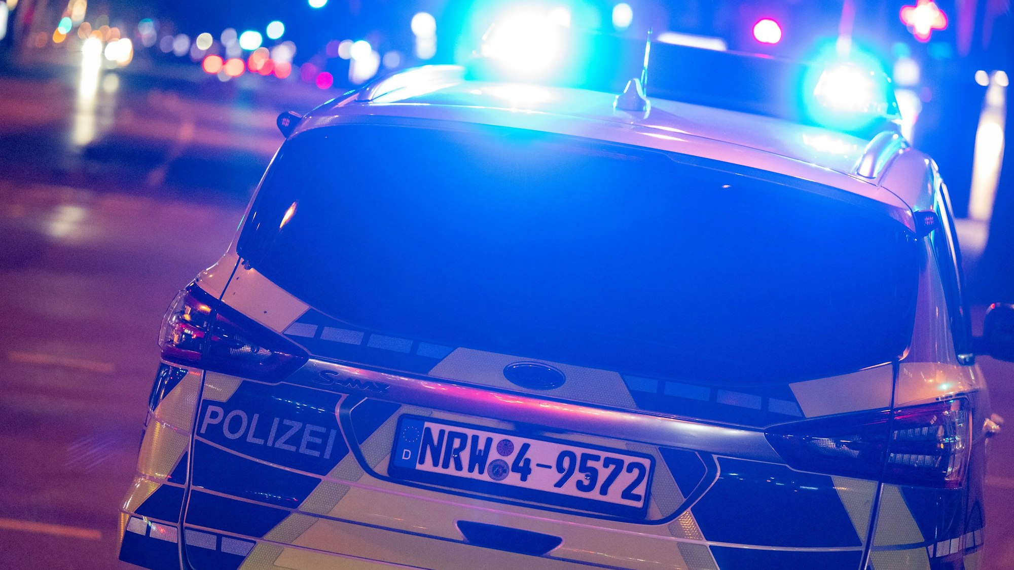 Ein Polizeiauto im Dunkeln.