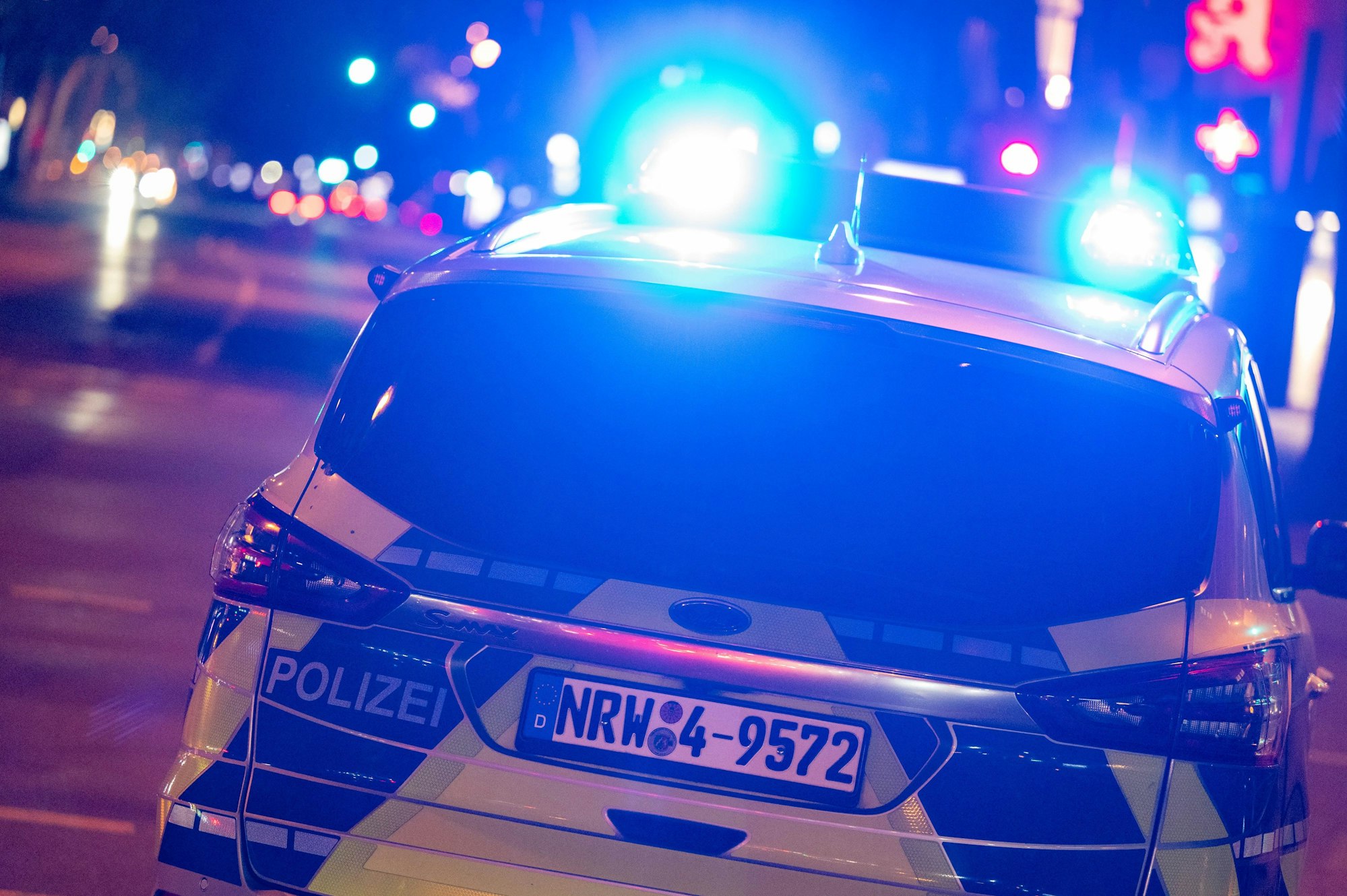 Symbolbild der Kölner Polizei mit Streifenwagen bei Nacht