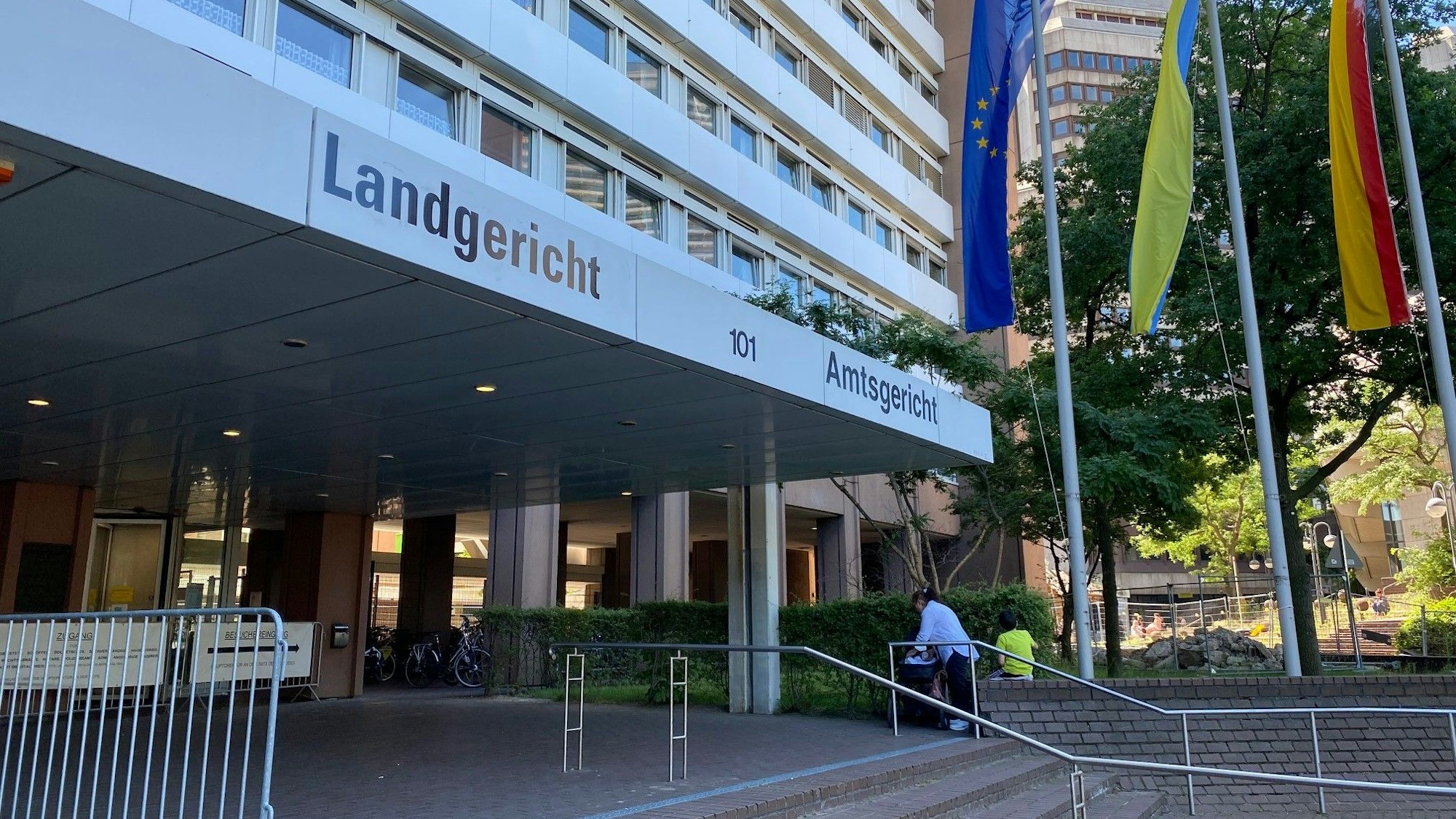 Auf dem Foto ist der Eingang zum Landgericht Köln zu sehen.