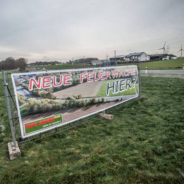 Feuer- und Rettungswache Opladen Plus stellt Plakat auf das feld von Landwirt Schlieper auf den heunen. Foto: Ralf Krieger