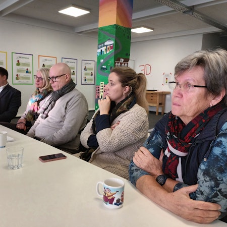 Vertreter des Stadtmarketingvereins und der Stadt Lohmar sitzen an einem Tisch.
