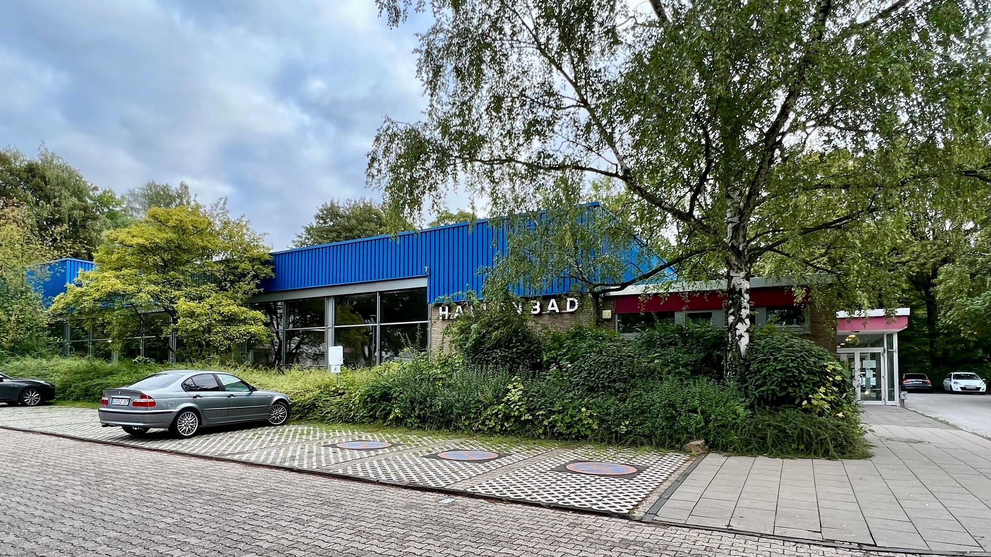 Außenansicht des Hallenbades Bergisch Neukirchen