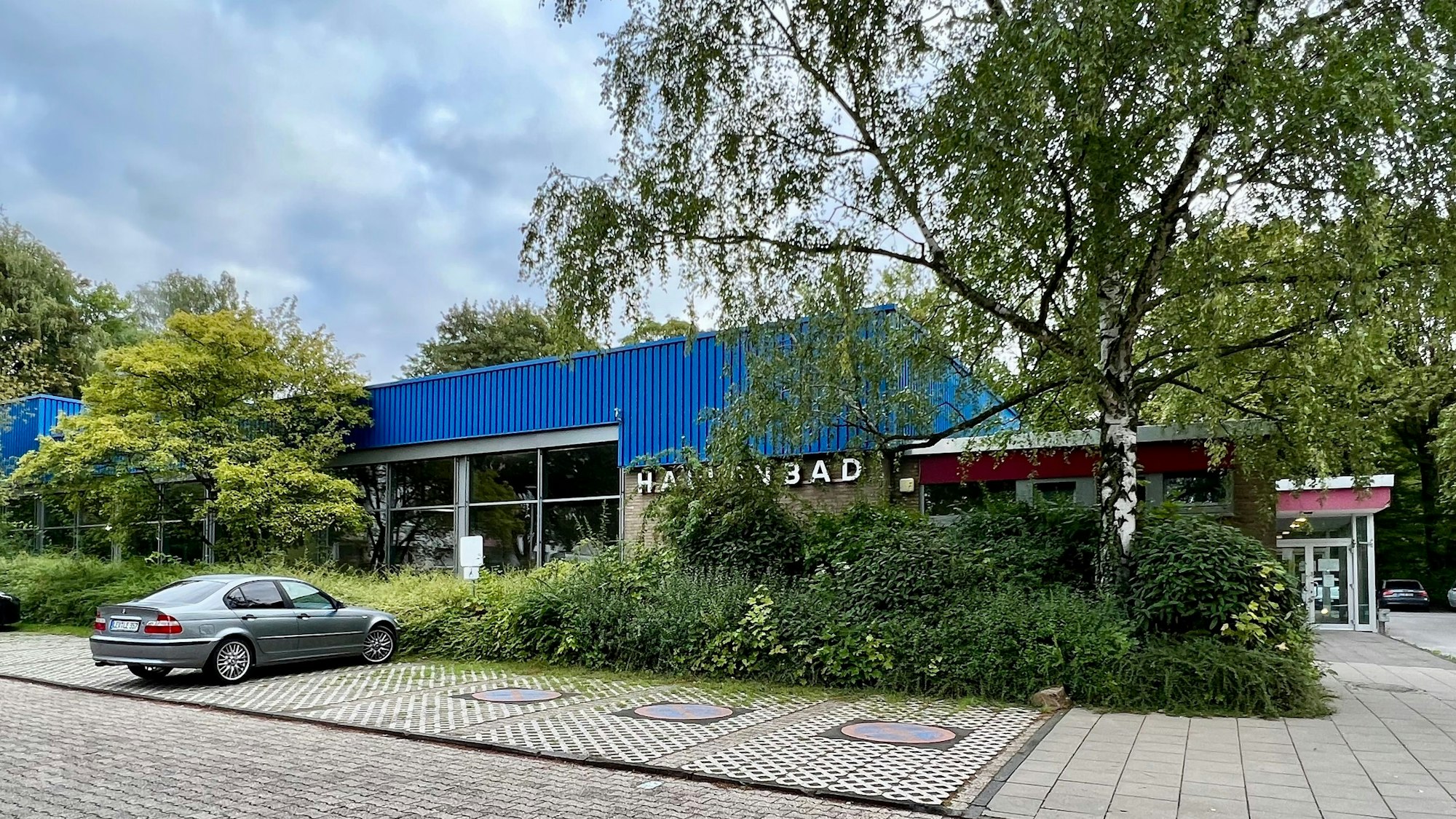 Hallenbad Bergisch-Neukirchen von außen.