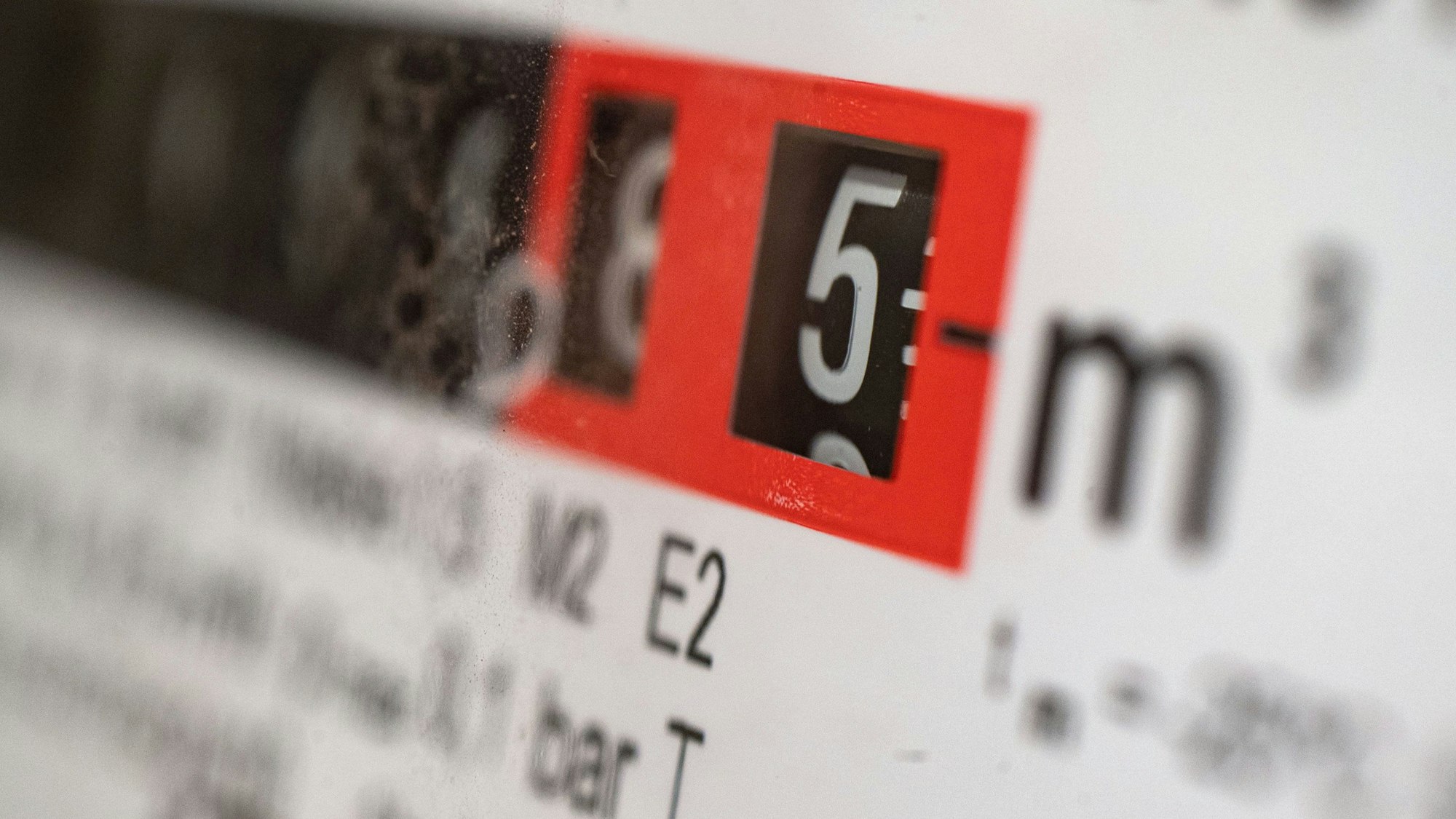 ARCHIV - 24.02.2022, Baden-Württemberg, Stuttgart: Ein Gaszähler zeigt den Verbrauch eines Mehrfamilienhauses an. (zu dpa «Netzagentur: Russland will Preise treiben - Prämie für Energiesparen?») Foto: Marijan Murat/dpa +++ dpa-Bildfunk +++