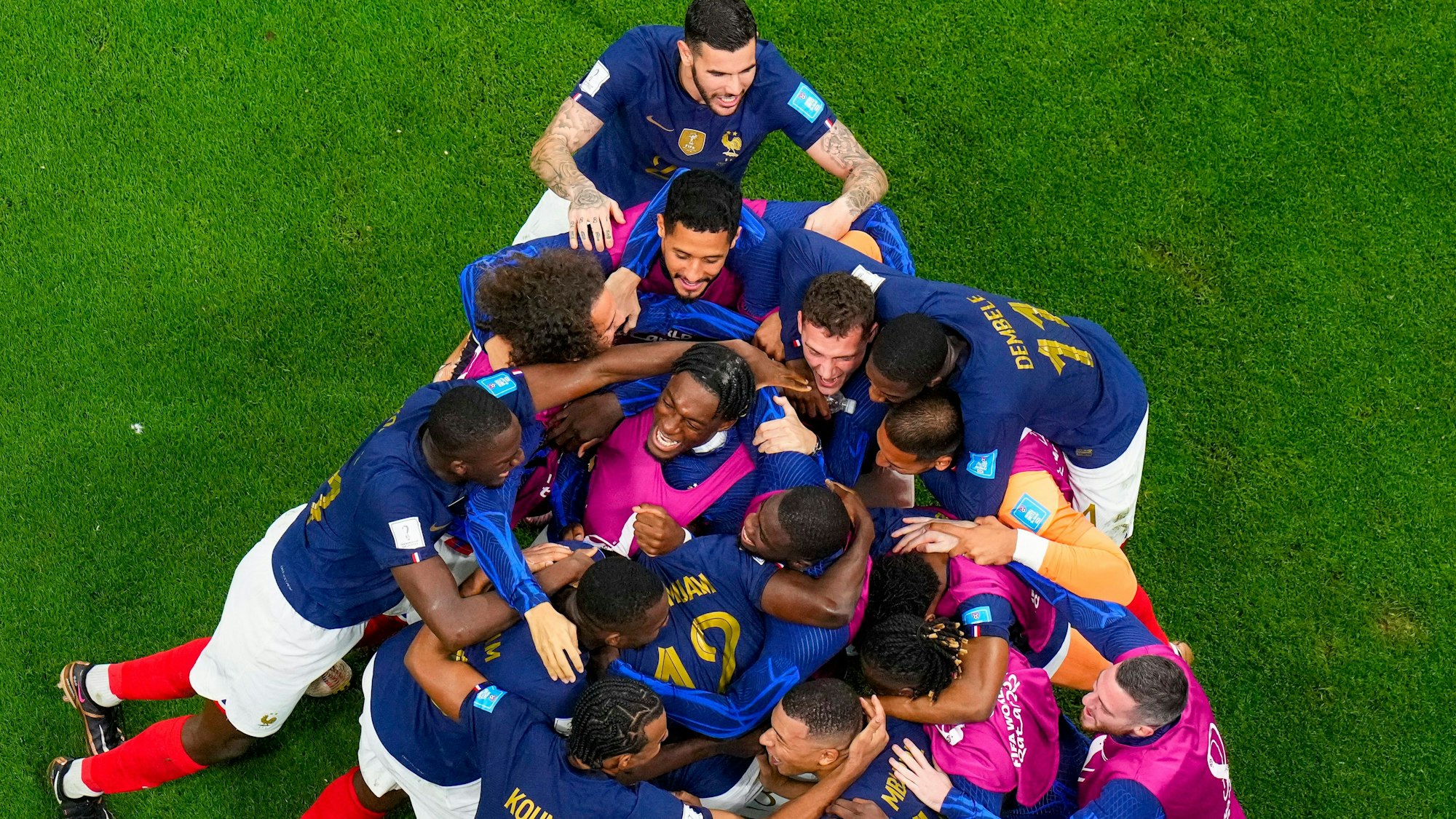 Die französische Nationalmannschaft feiert am Mittwoch ihr zweites Tor im Halbfinal-Spiel gegen Marokko.