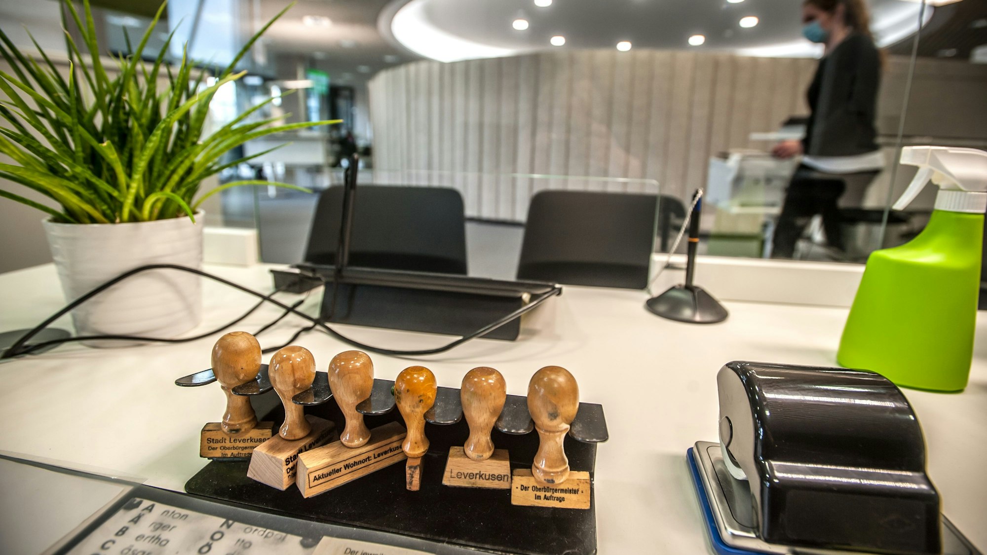 Bürgerbüro in den Luminaden, ein Schreibtisch mit Stempeln, Tintenroller und Kulis