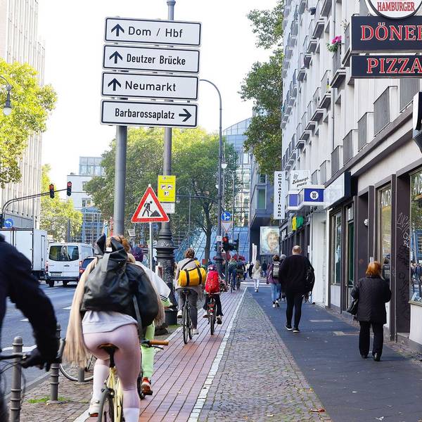 Tatort Richard-Wagner-Straße, vor einem Imbiss.
