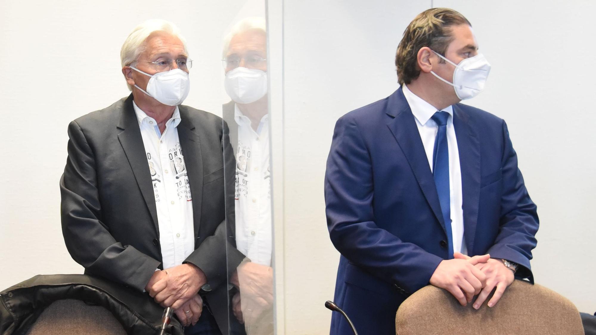 Der ehemalige Kölner CDU-Politiker Hans-Josef Bähner beim Prozess im Landgericht mit seinem Verteidiger Mutlu Günal.
