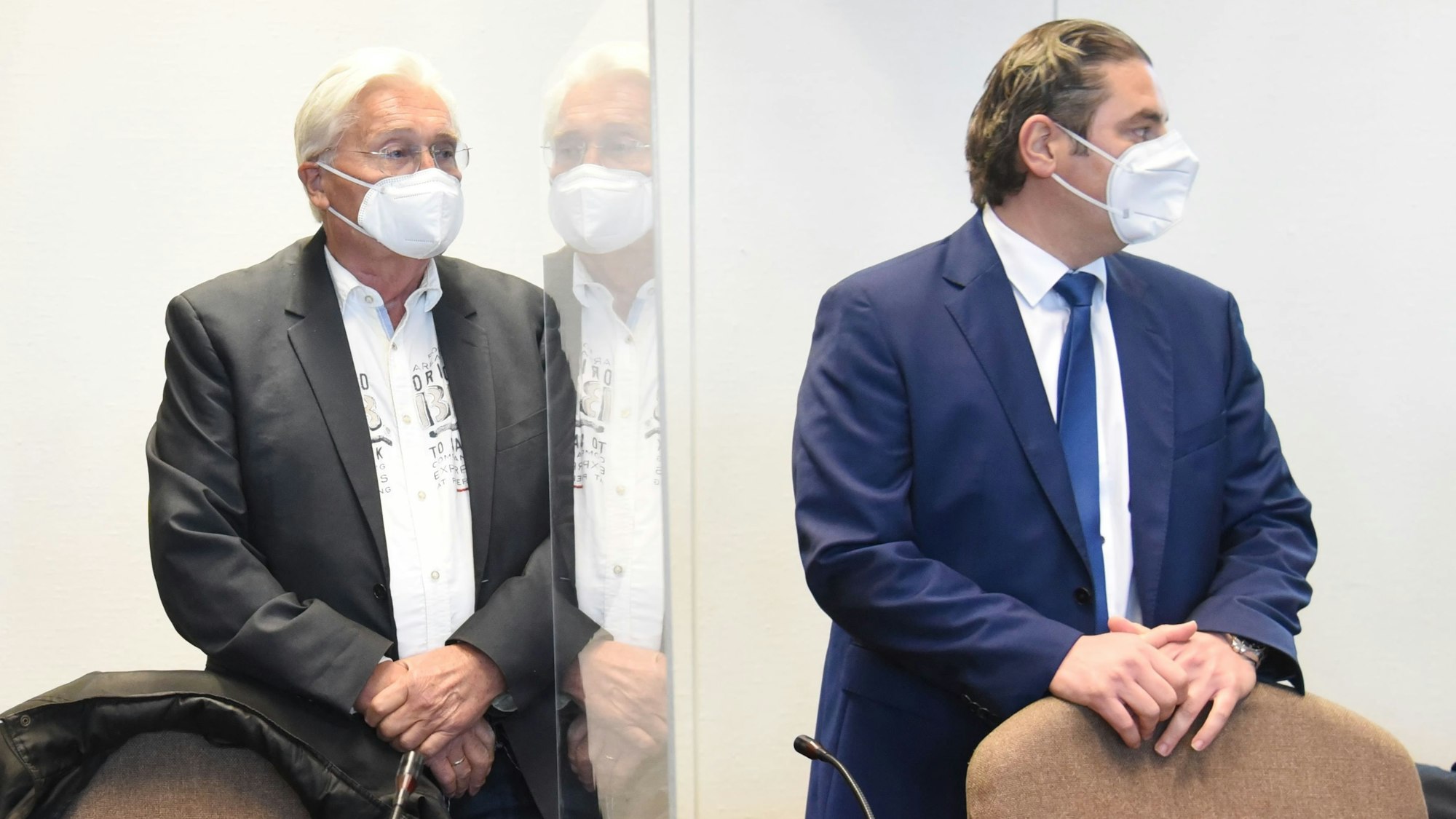 Der ehemalige Kölner CDU-Politiker Hans-Josef Bähner beim Prozess im Landgericht mit seinem Verteidiger Mutlu Günal.