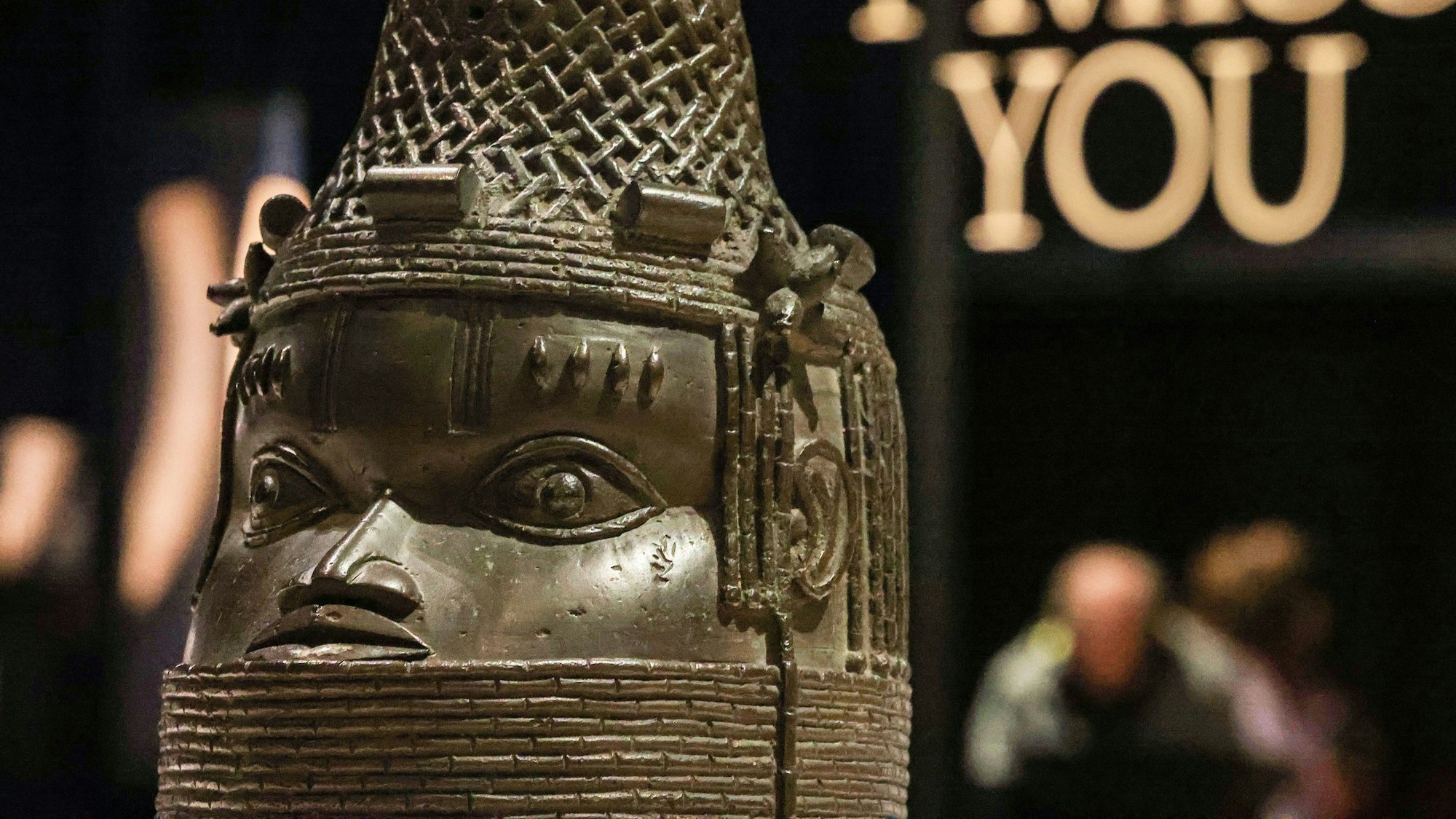 Ein Gedenkkopf aus Kupfer steht vor der Vertragsunterzeichnung zur Rückführung von Benin-Bronzen aus Köln auf dem Tisch. Der Kölner Stadtrat hatte die Rückgabe von 92 Benin-Bronzen aus der Sammlung des Rautenstrauch-Joest-Museums an Nigeria beschlossen.