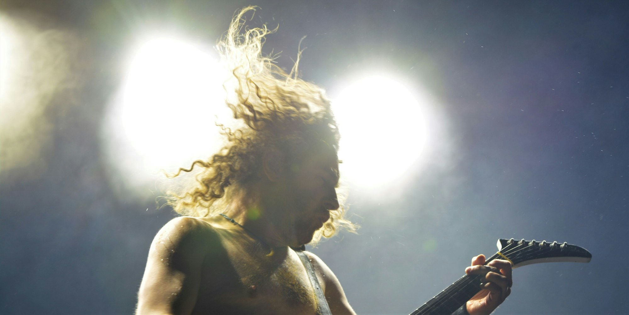 Airbourne Frontmann Joel O'Keeffe mit E-Gitarre und fliegendem Haar beim Auftritt der Band im Palladium.