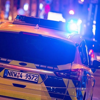 Ein Streifenwagen fährt über die Kölner Ringe.