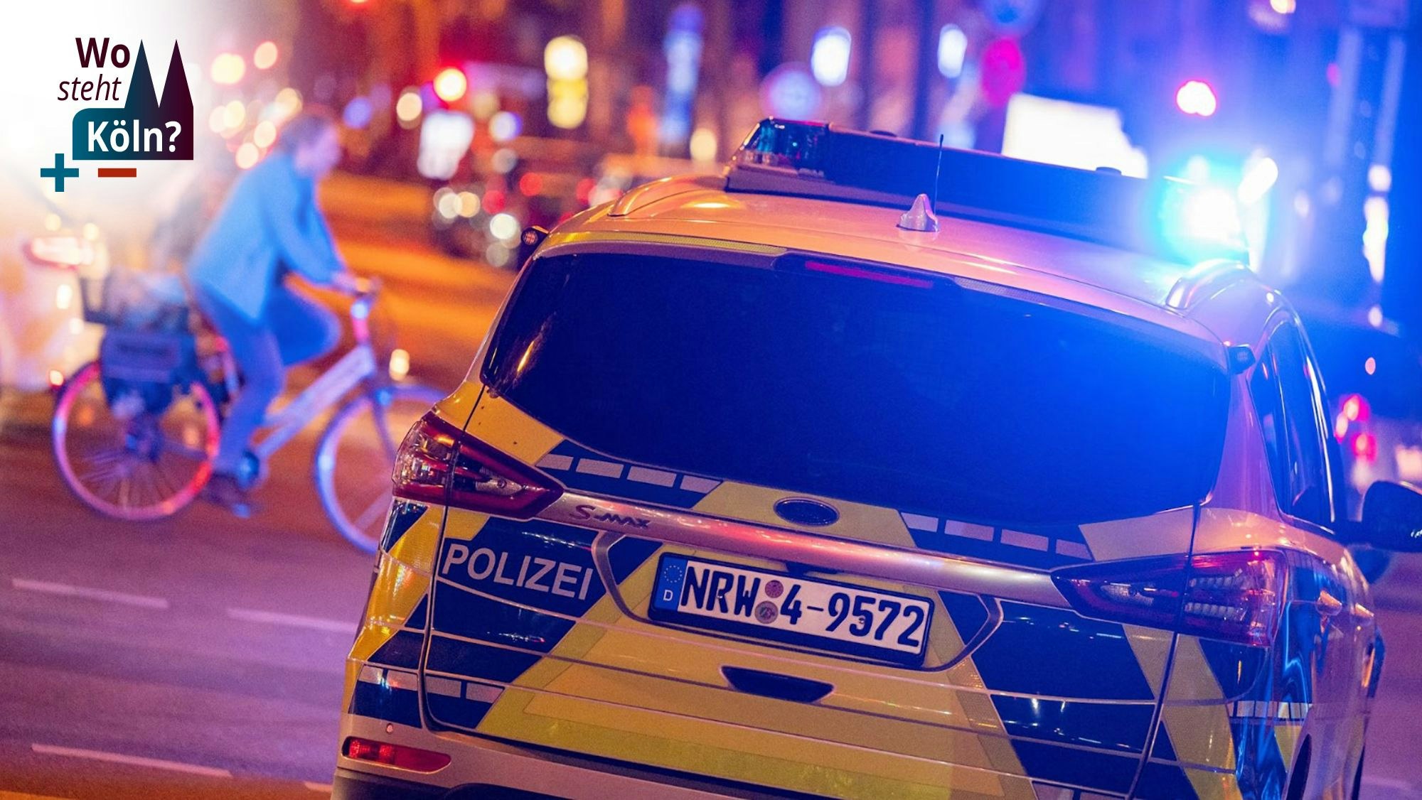 Ein Streifenwagen mit Blaulicht von hinten