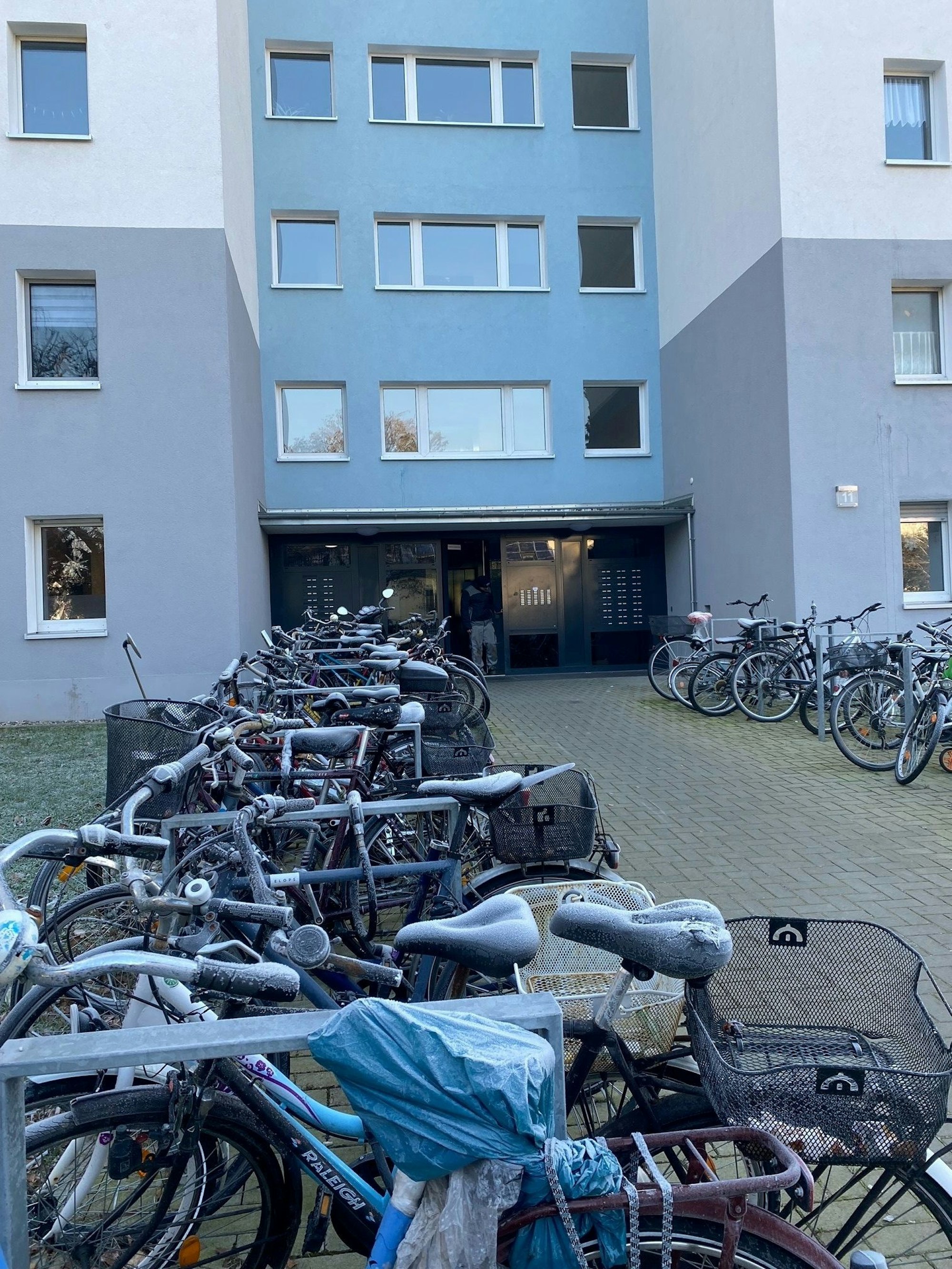 Die Büdericher Straße 11 von außen mit gefrorenen Fahrrädern im Vordergrund.