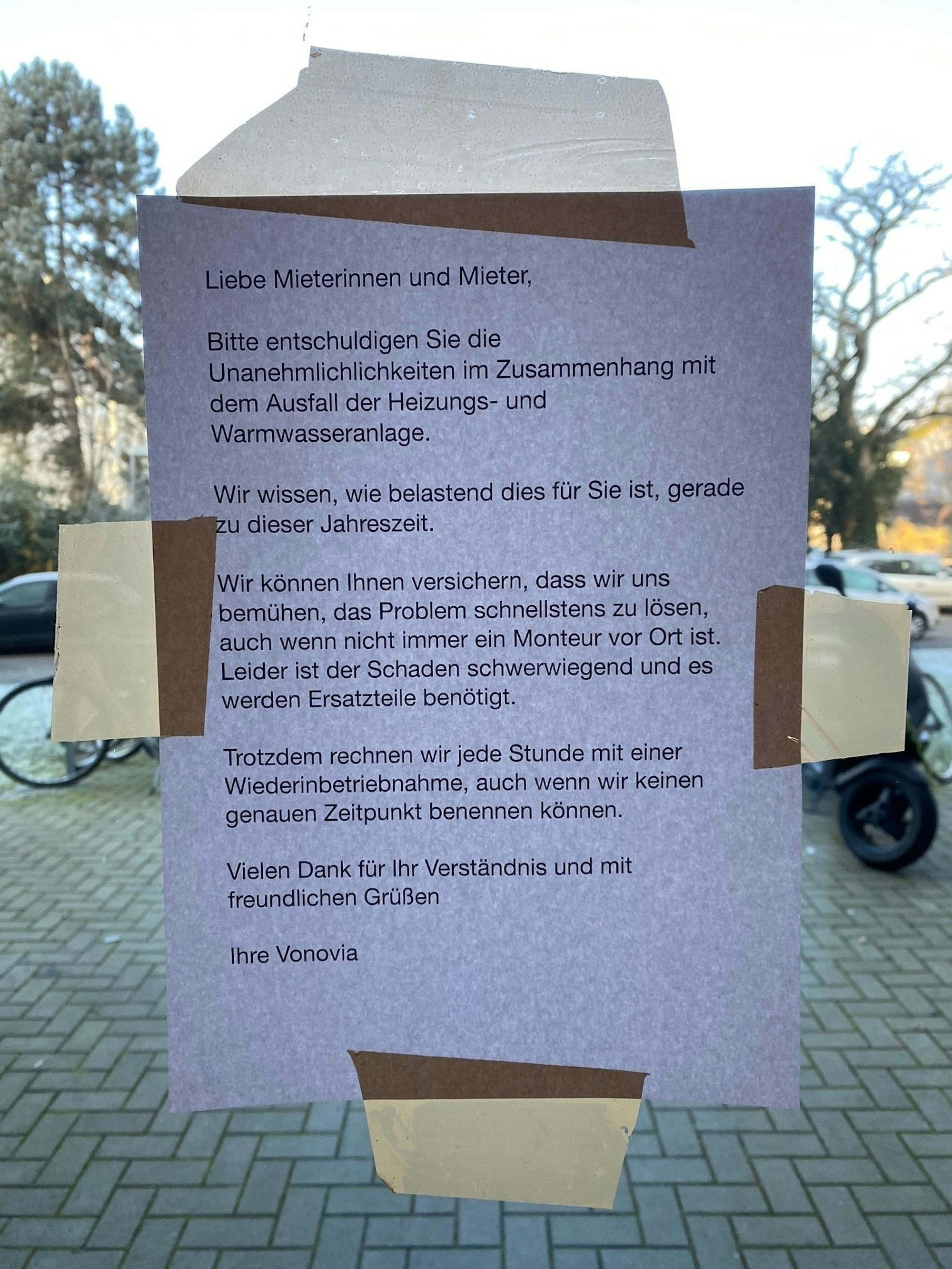 Ein Zettel von Vonovia hängt im Erdgeschoss an der Eingangstür.