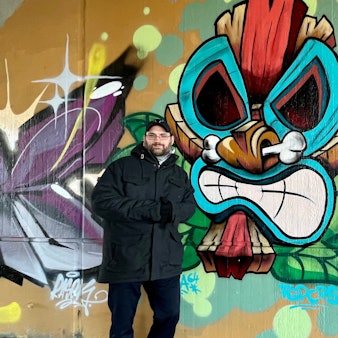 Kunstlehrer Carsten Klett vor eigenem Werk nunter der Wupperbrücke der A3 in Opladen