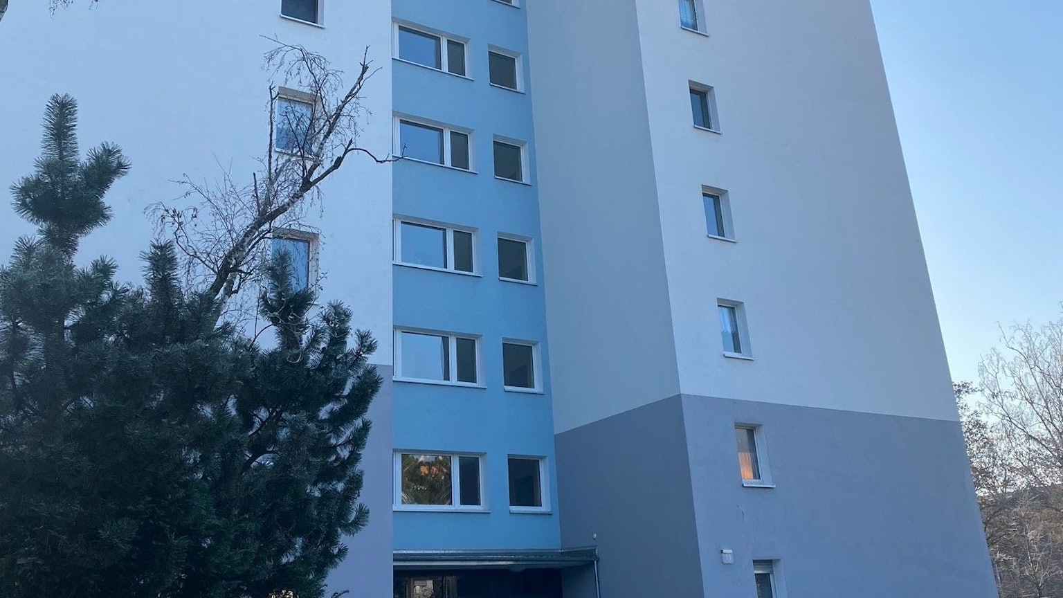 Das Mietshaus in der Büdericher Straße 11 in Köln-Nippes von außen mit blauem Himmel im Hintergrund.