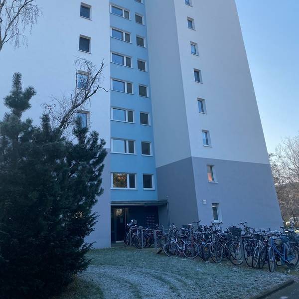 Das Mietshaus in der Büdericher Straße 11 in Köln-Nippes von außen mit blauem Himmel im Hintergrund.