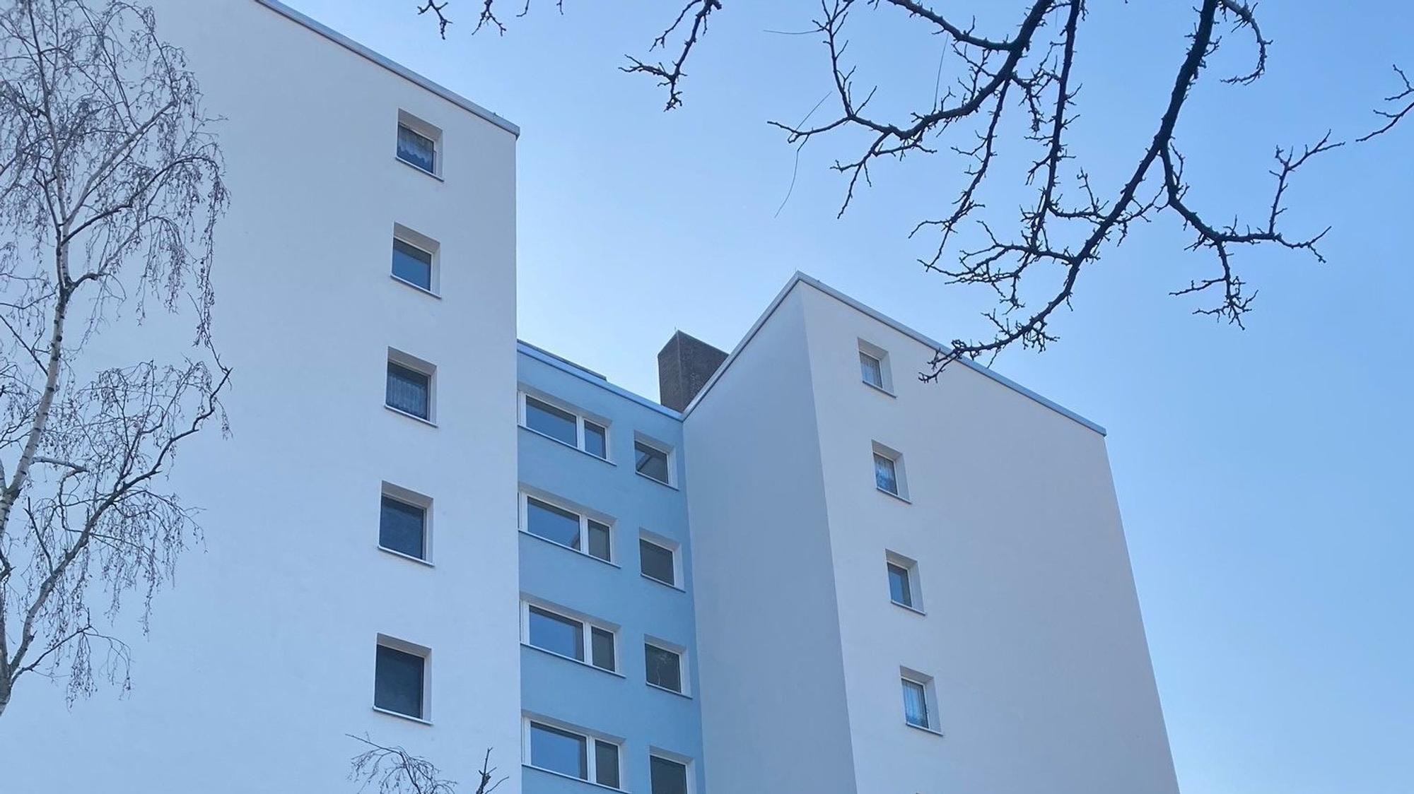 Das Mietshaus in der Büdericher Straße 11 in Köln-Nippes von außen mit blauem Himmel im Hintergrund.