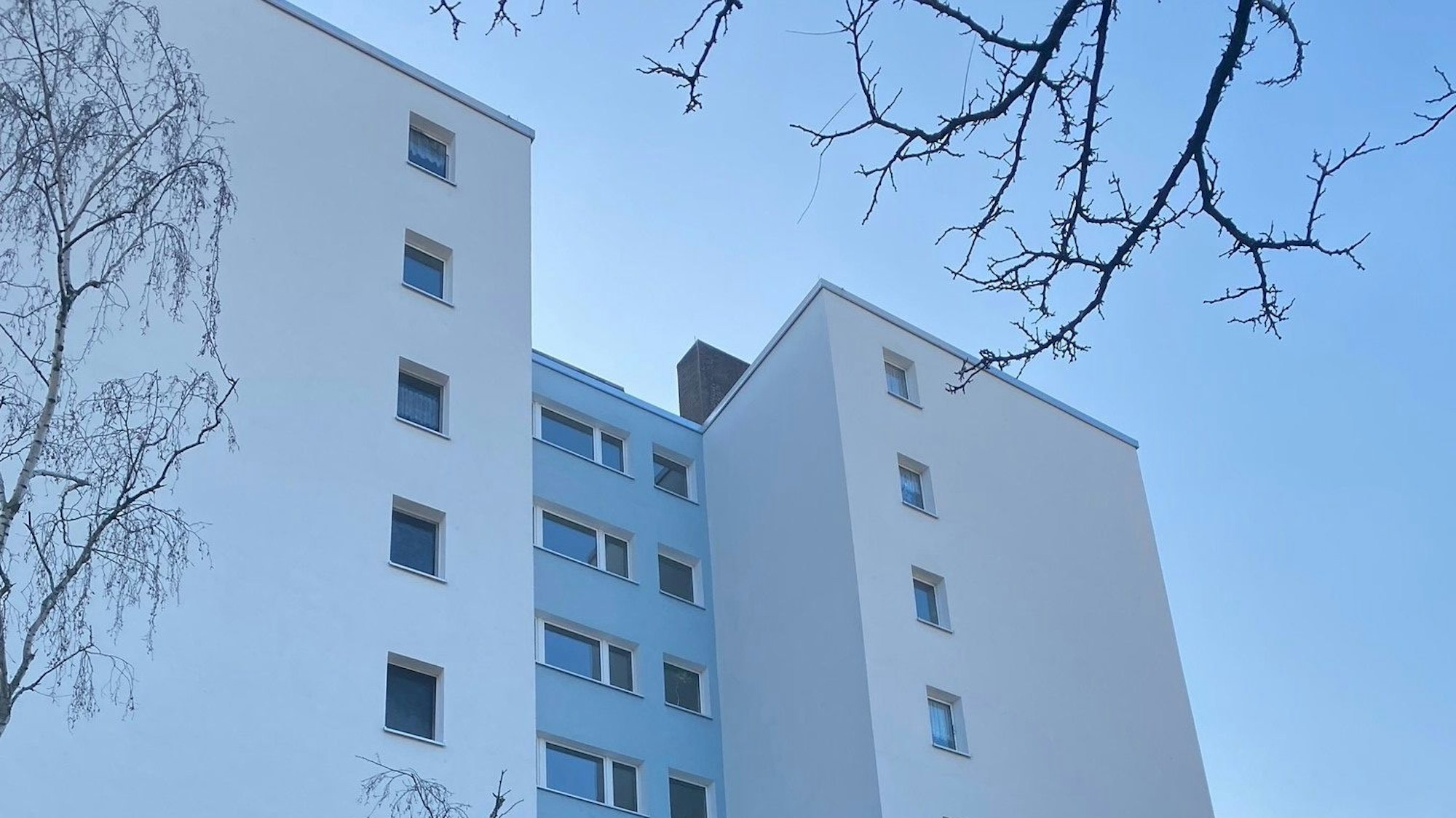 Das Mietshaus in der Büdericher Straße 11 in Köln-Nippes von außen mit blauem Himmel im Hintergrund.