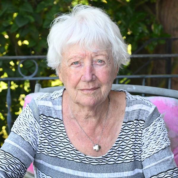 Margot Bäumerich sitzt auf einem Gartenstuhl.