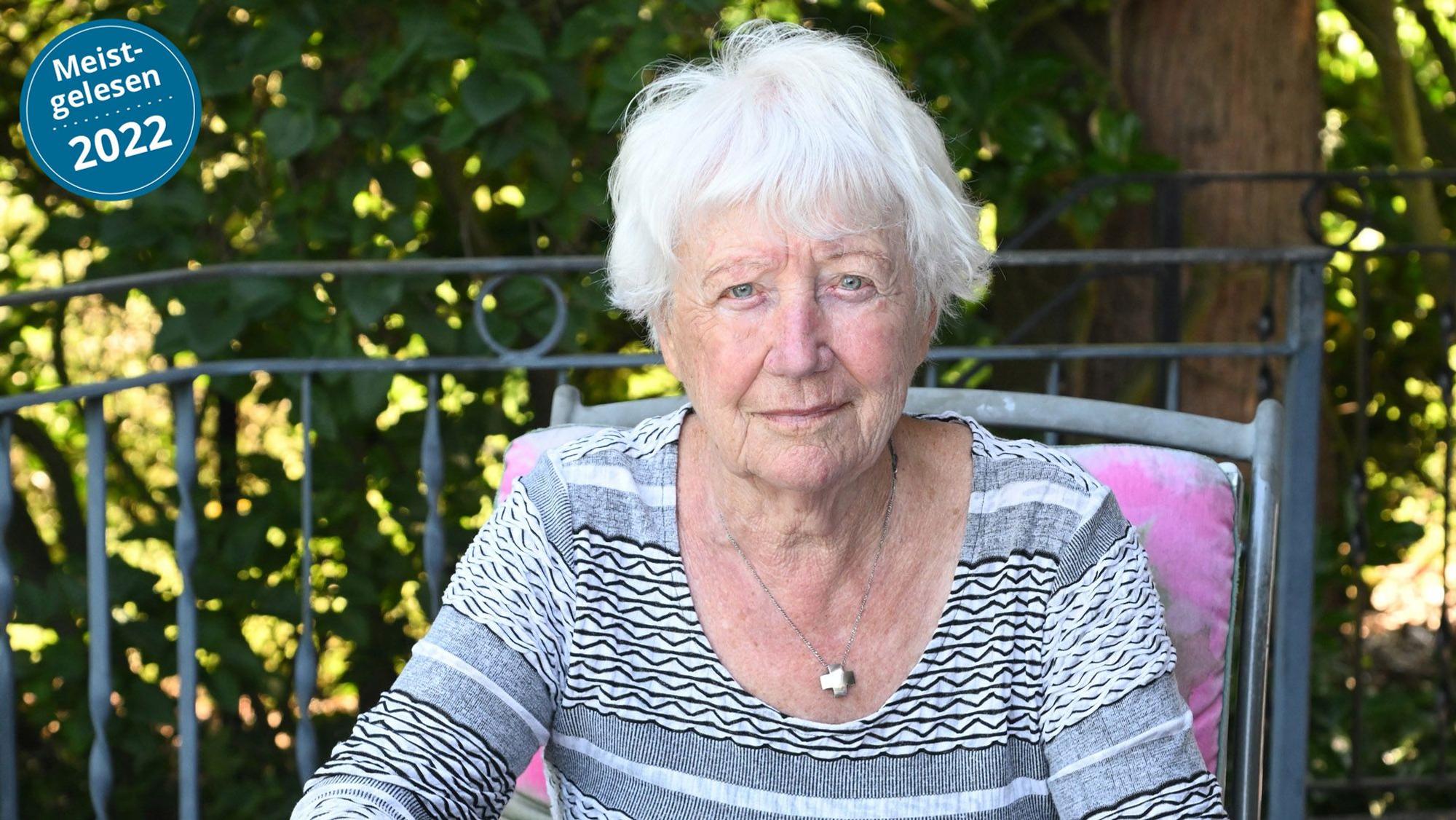 Margot Bäumerich sitzt auf einem Gartenstuhl.