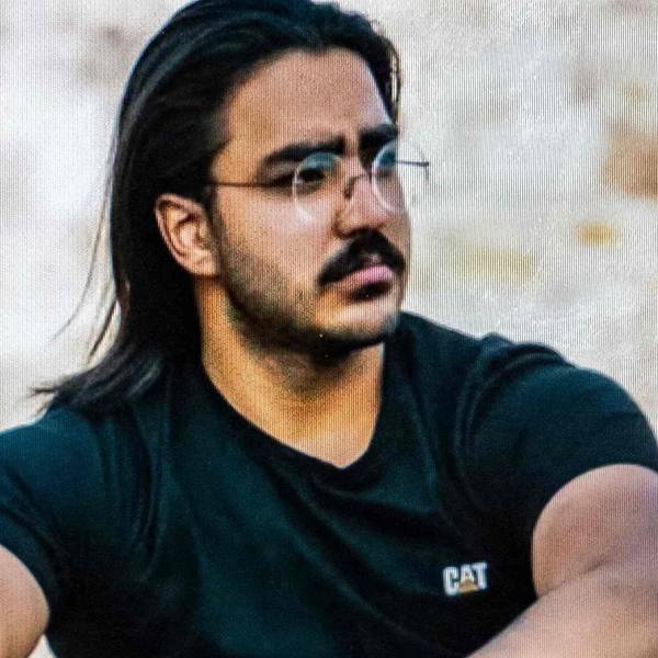 Ein Handybildschirm zeigt ein Bild von Madschid-Resa Rahnavard. Der 23-Jährige wurde am Montag im Iran hingerichtet.
