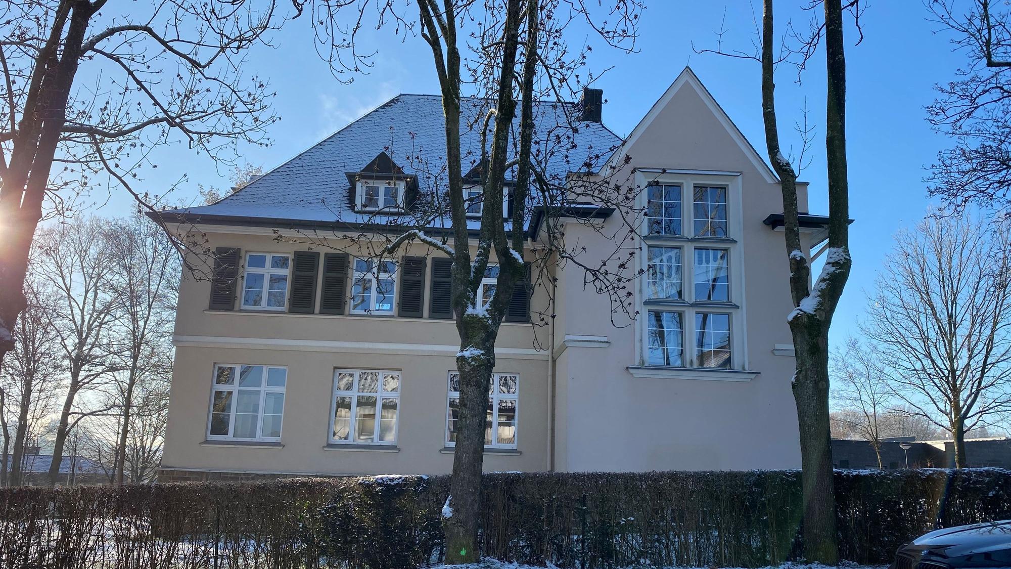 Eine Villa an der Gesamtschule in Much