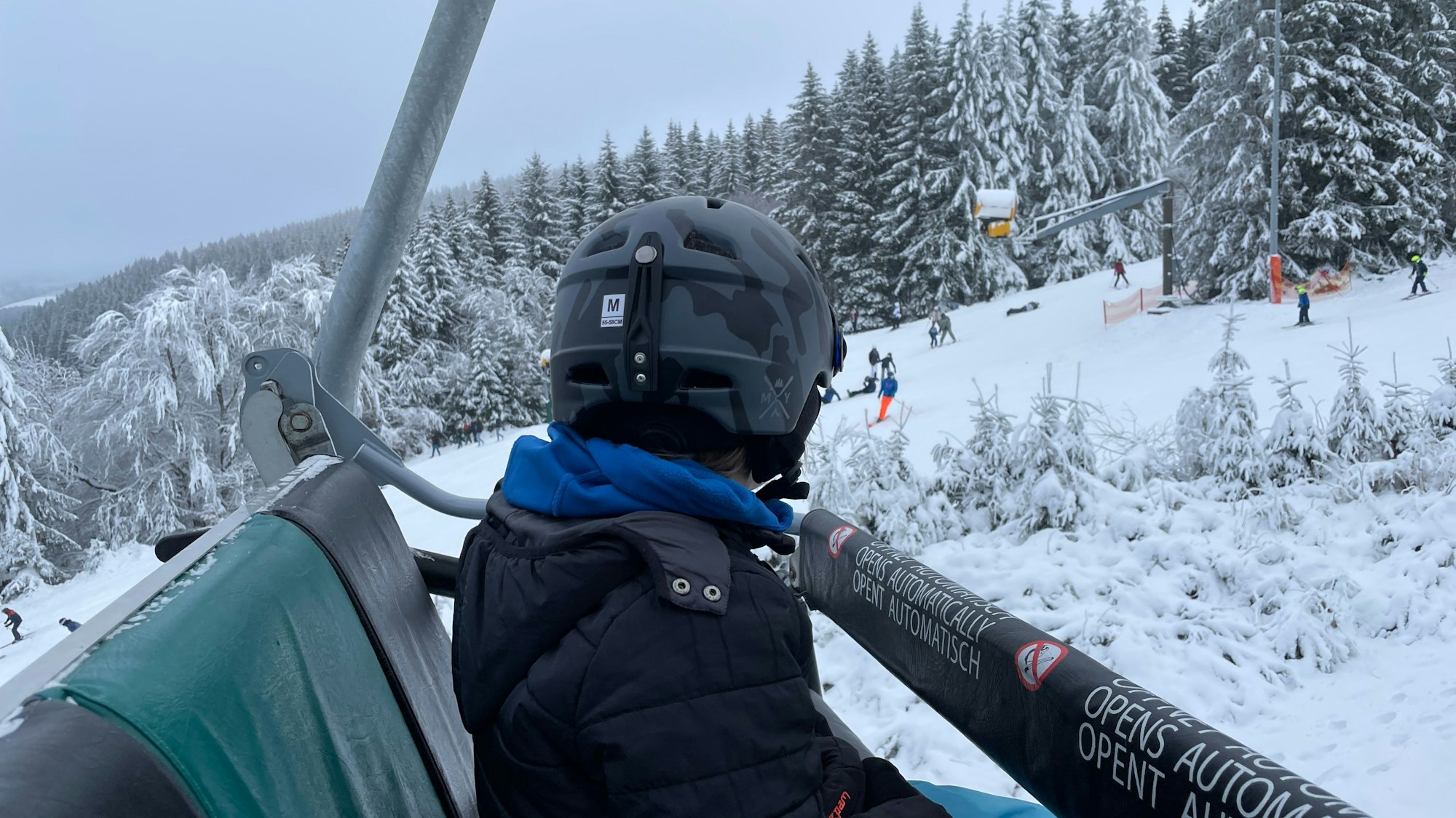 Ein Junge sitzt im Lift im Sauerland.