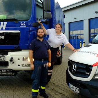 Saskia König und Niklas Rose vor ihren Einsatzfahrzeugen