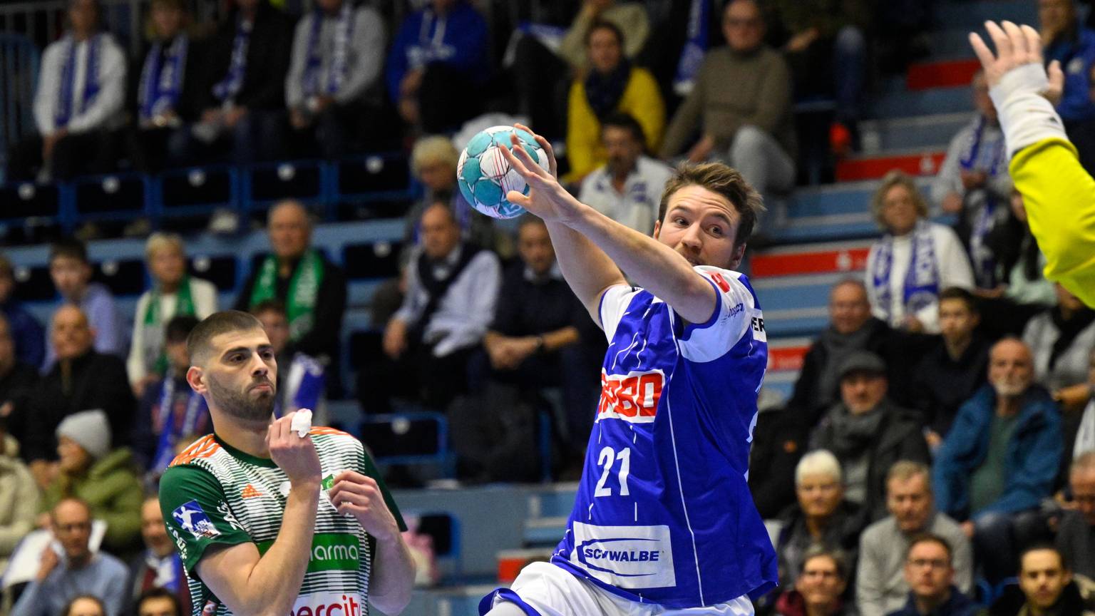 VfL-Spieler Dominik Mappes hebt zum mit dem Ball in der Hand zum Wurf auf das Tor ab.