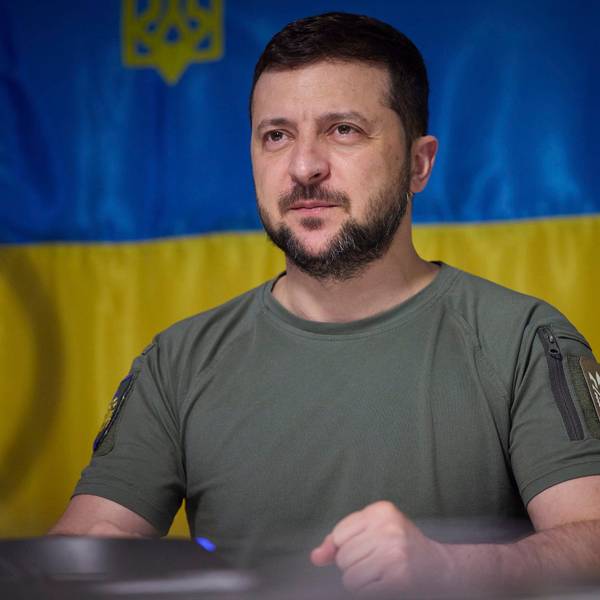Wolodymyr Selenskyj, Präsident der Ukraine, spricht bei einem Besuch in der vom Krieg betroffenen Oblast Dnipropetrowsk zu Militärvertretern. Hinter ihm ist die Ukraine-Flagge.