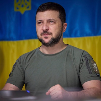 Wolodymyr Selenskyj, Präsident der Ukraine, spricht bei einem Besuch in der vom Krieg betroffenen Oblast Dnipropetrowsk zu Militärvertretern. Hinter ihm ist die Ukraine-Flagge.