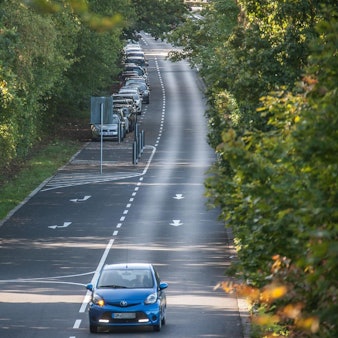 Ein Auto fährt über den Karl-Carstens-Ring in Leverkusen