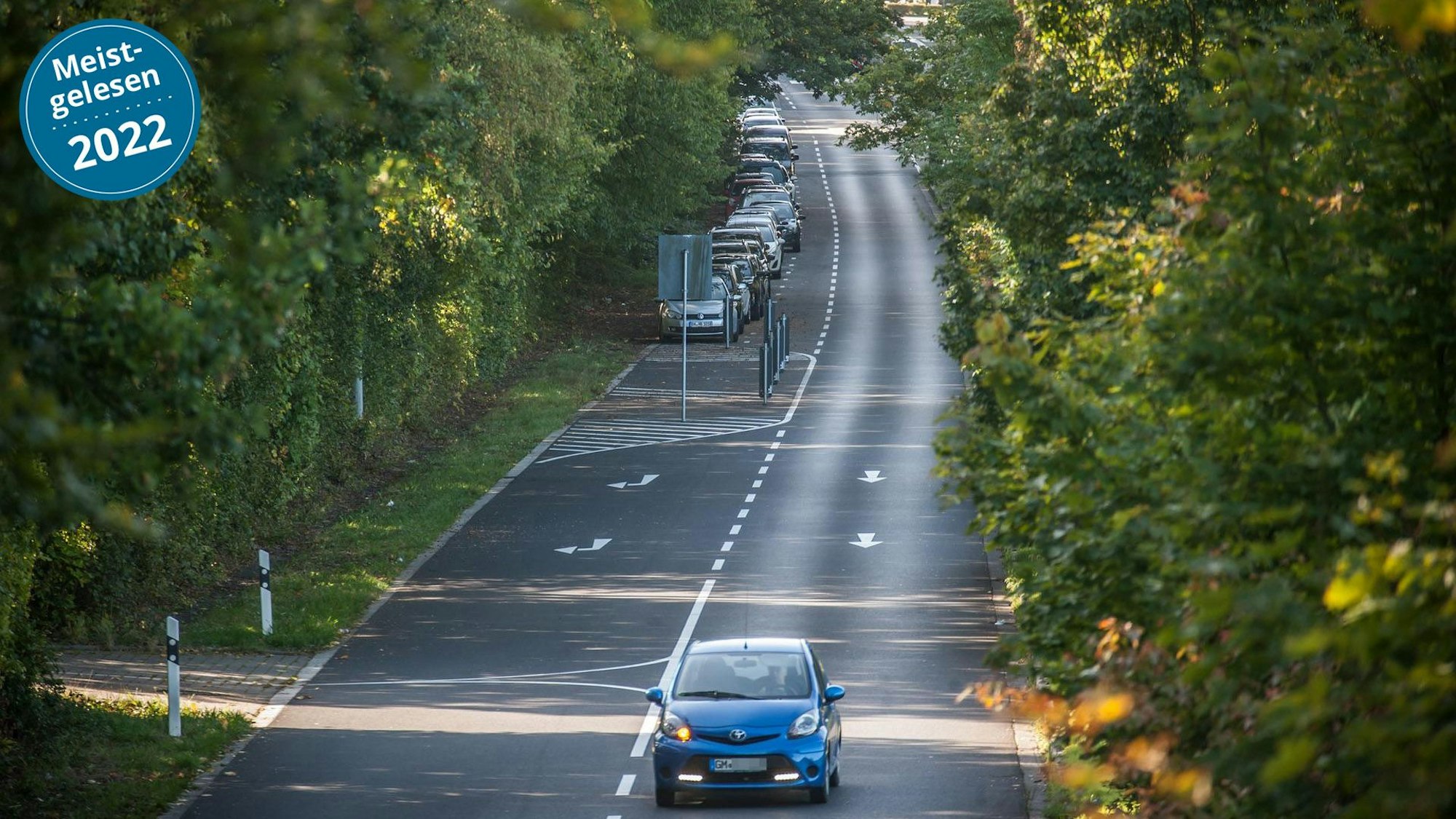 Ein Auto fährt über den Karl-Carstens-Ring in Leverkusen