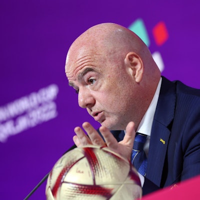 Fifa-Präsident Gianni Infantino spricht auf einer Pressekonferenz des Fußball-Weltverbands in Katar.