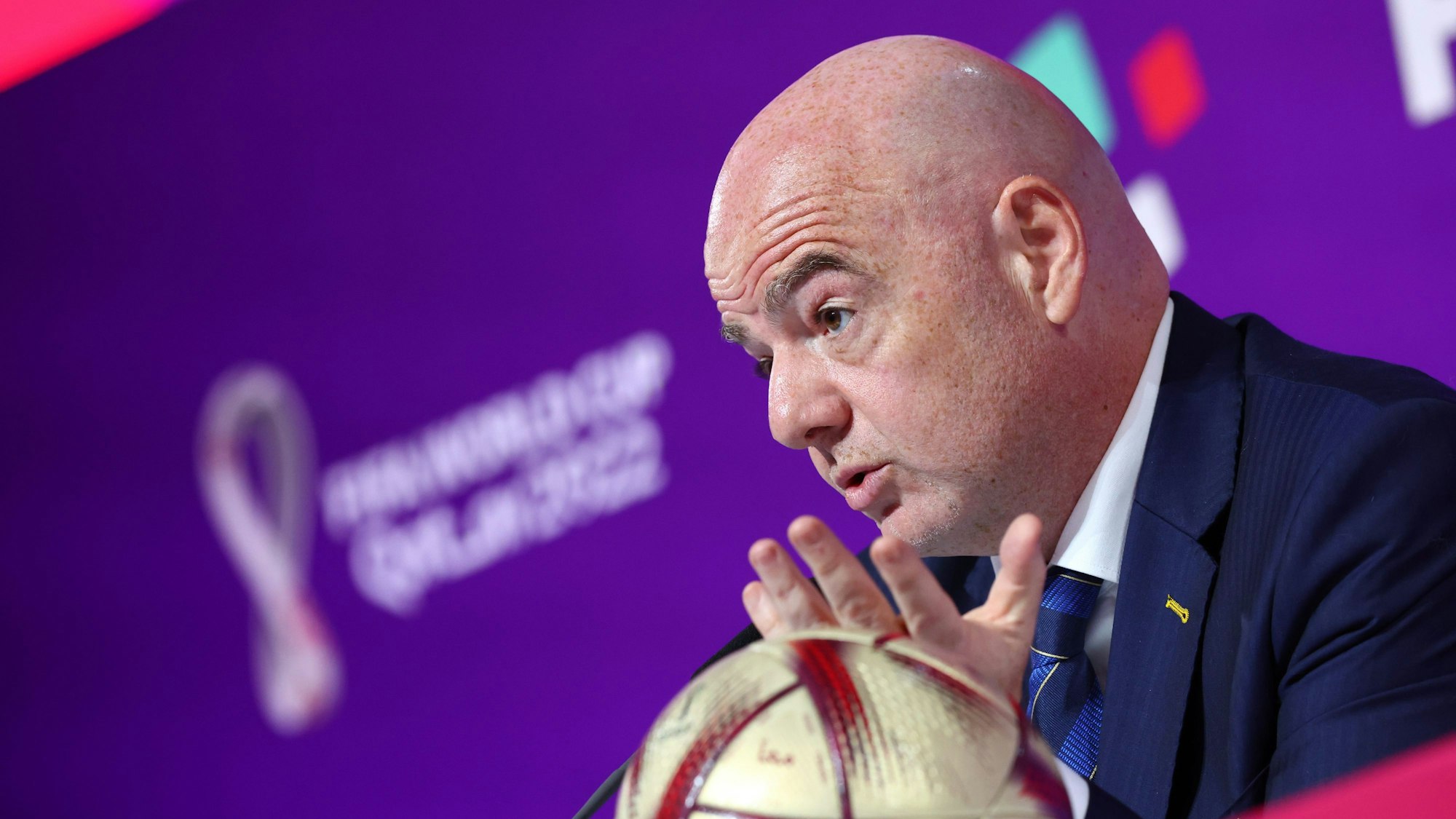 Fifa-Präsident Gianni Infantino spricht auf einer Pressekonferenz des Fußball-Weltverbands in Katar.