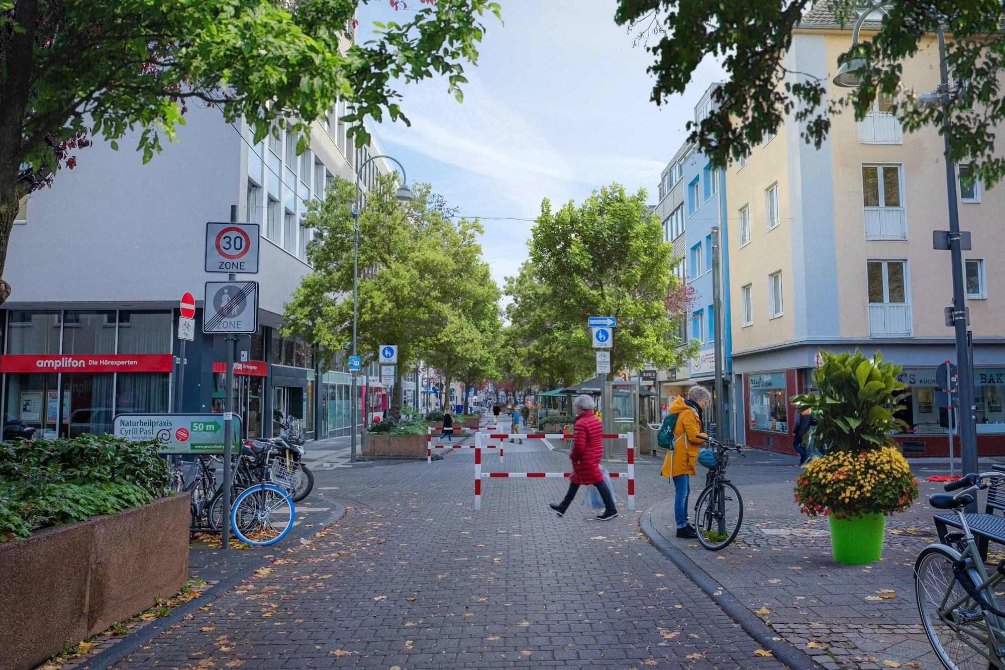 Rot-weiße Sperrgitter stehen versetzt auf der Deutzer Freiheit.
