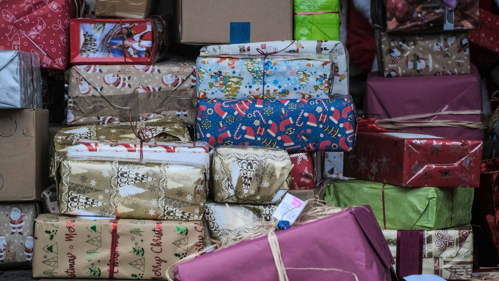 Düsseldorf 10.12.2022 Weihnachten Weihnachtspakete Weihnachtsgeschenke Geschenkverpackung Weihnachtsbescherung Inflation Bürgergeld Düsseldorf Nordrhein-Westfalen Deutschland *** Dusseldorf 10 12 2022 Christmas Christmas packages Christmas gifts gift wrapping Christmas presents inflation citizen money Dusseldorf North Rhine Westphalia Germany