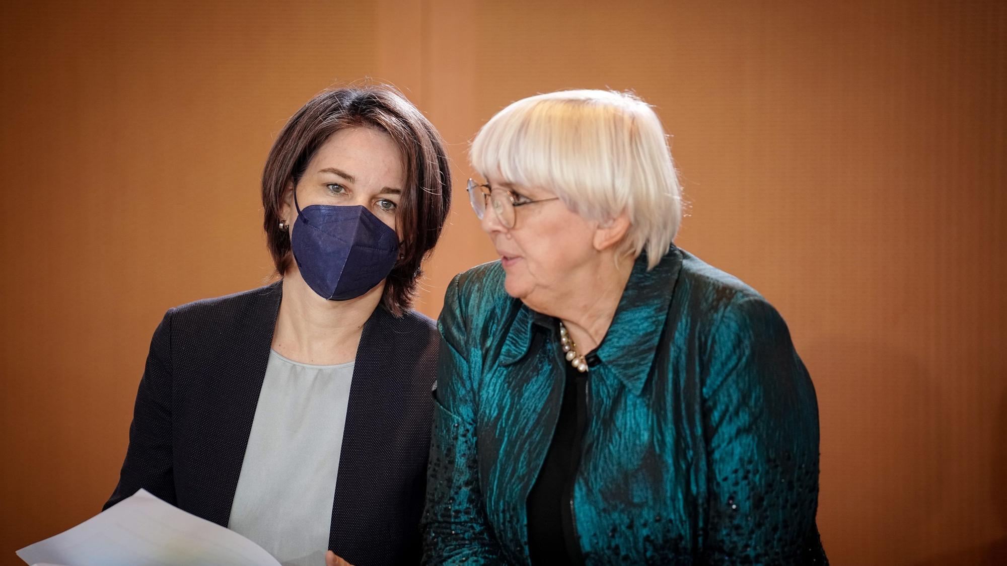 Claudia Roth (r, Bündnis 90/Die Grünen), Kulturstaatsministerin, und Annalena Baerbock (Bündnis 90/Die Grünen), Außenministerin, nehmen an der Sitzung des Bundeskabinetts im Bundeskanzleramt teil.