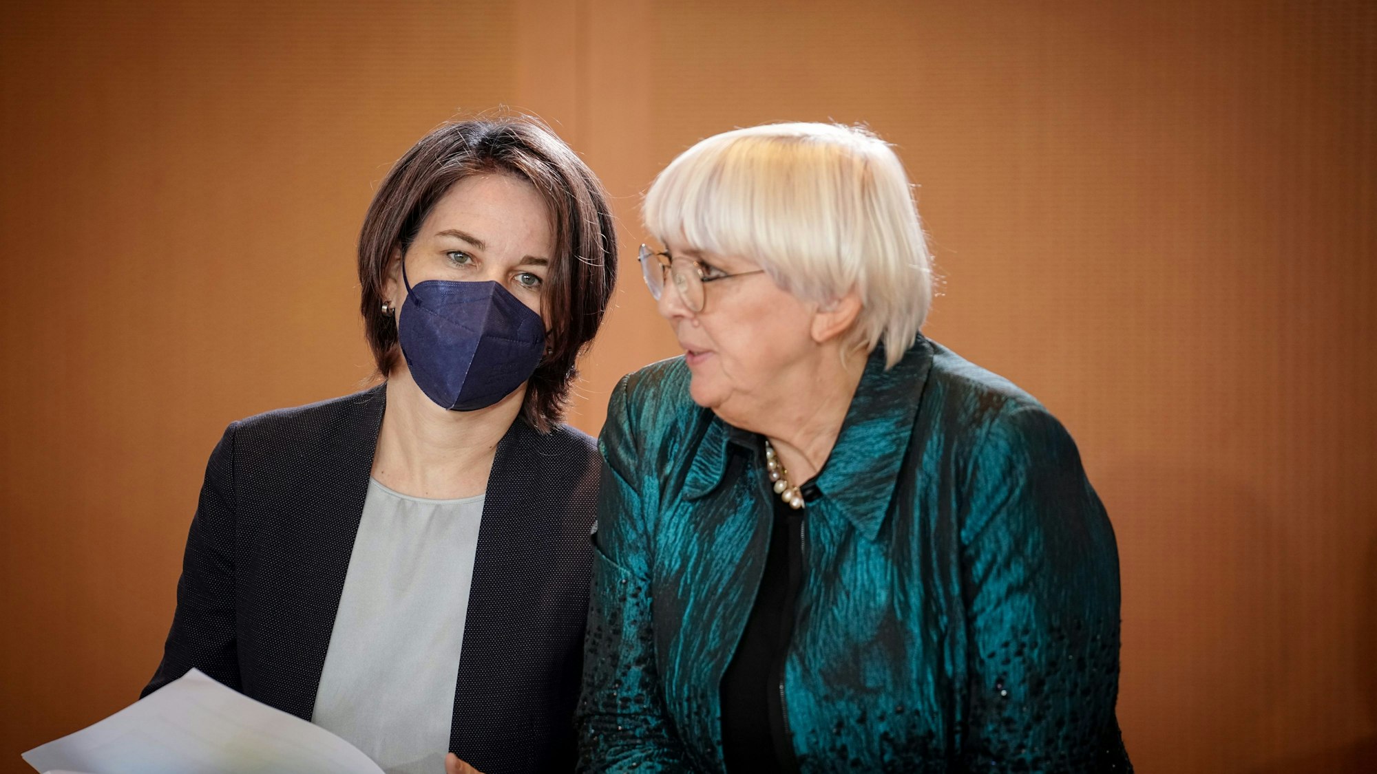 Claudia Roth (r, Bündnis 90/Die Grünen), Kulturstaatsministerin, und Annalena Baerbock (Bündnis 90/Die Grünen), Außenministerin, nehmen an der Sitzung des Bundeskabinetts im Bundeskanzleramt teil.