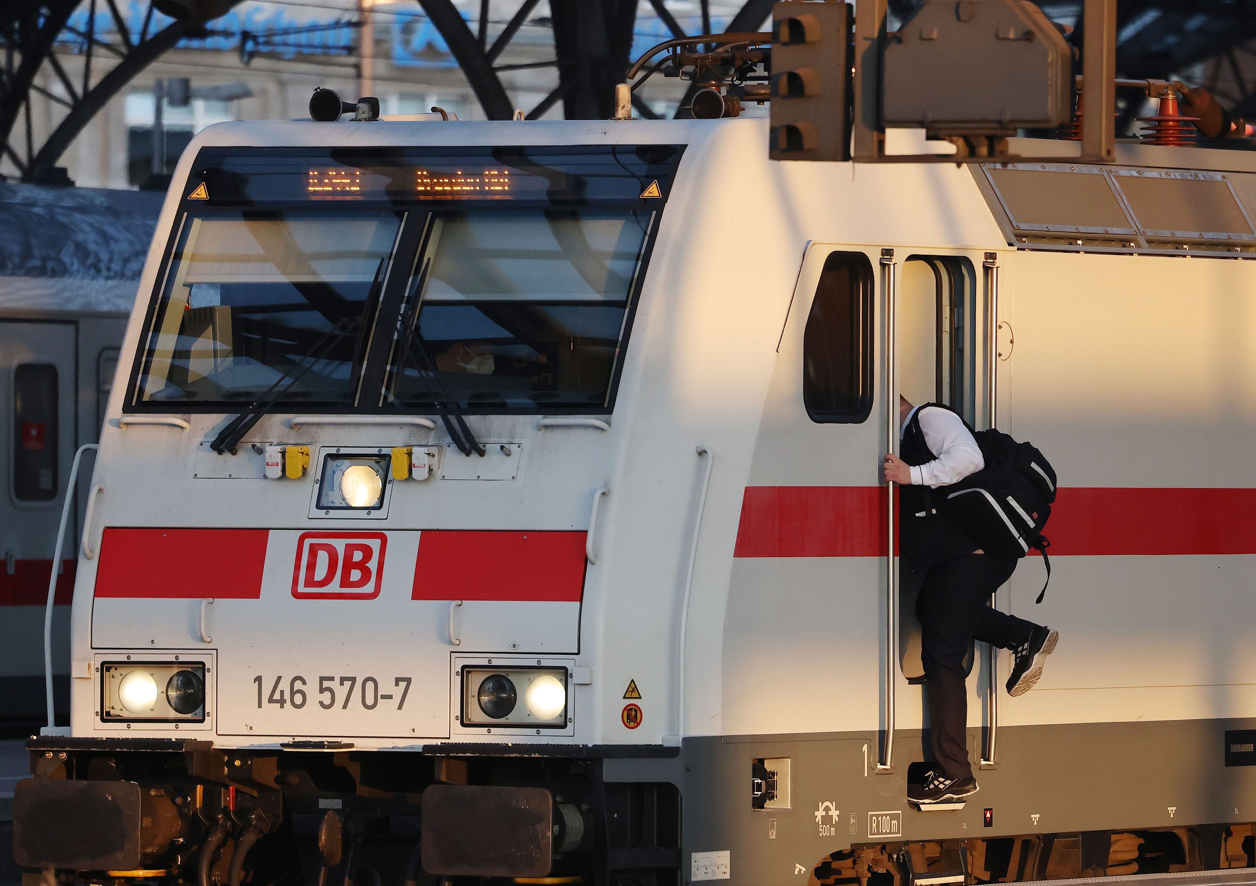 Ein Lokführer steigt in einen Triebwagen.