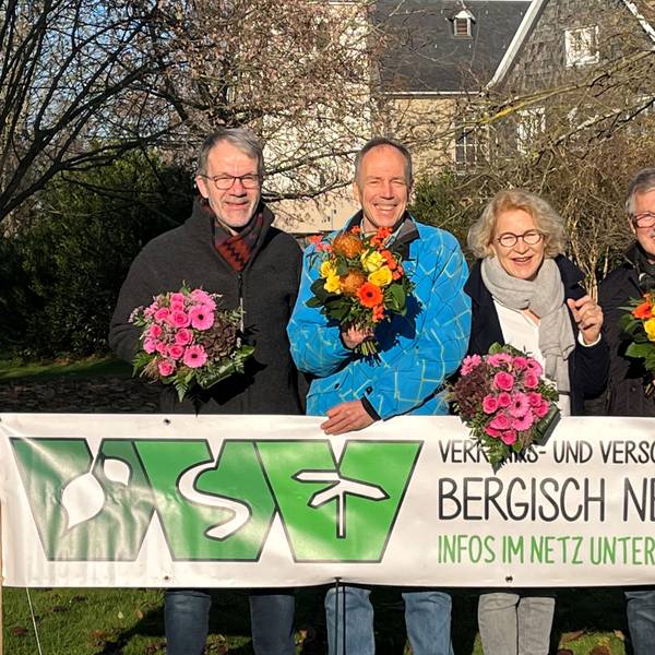 3. Preis: Heimat-Preis NRW 2022 dotiert mit 3.000 €
Verkehrs- und Verschönerungsverein Berg. Neukirchen e. V.
Foto: 3. Preis: (von li. nach re.)
Cornelius Klement (Schriftführer), Enno Cirpka (1. Vorsitzender), Katharina Hummel (Beisitzerin) und Ernst Brenner (2. Vorsitzender)