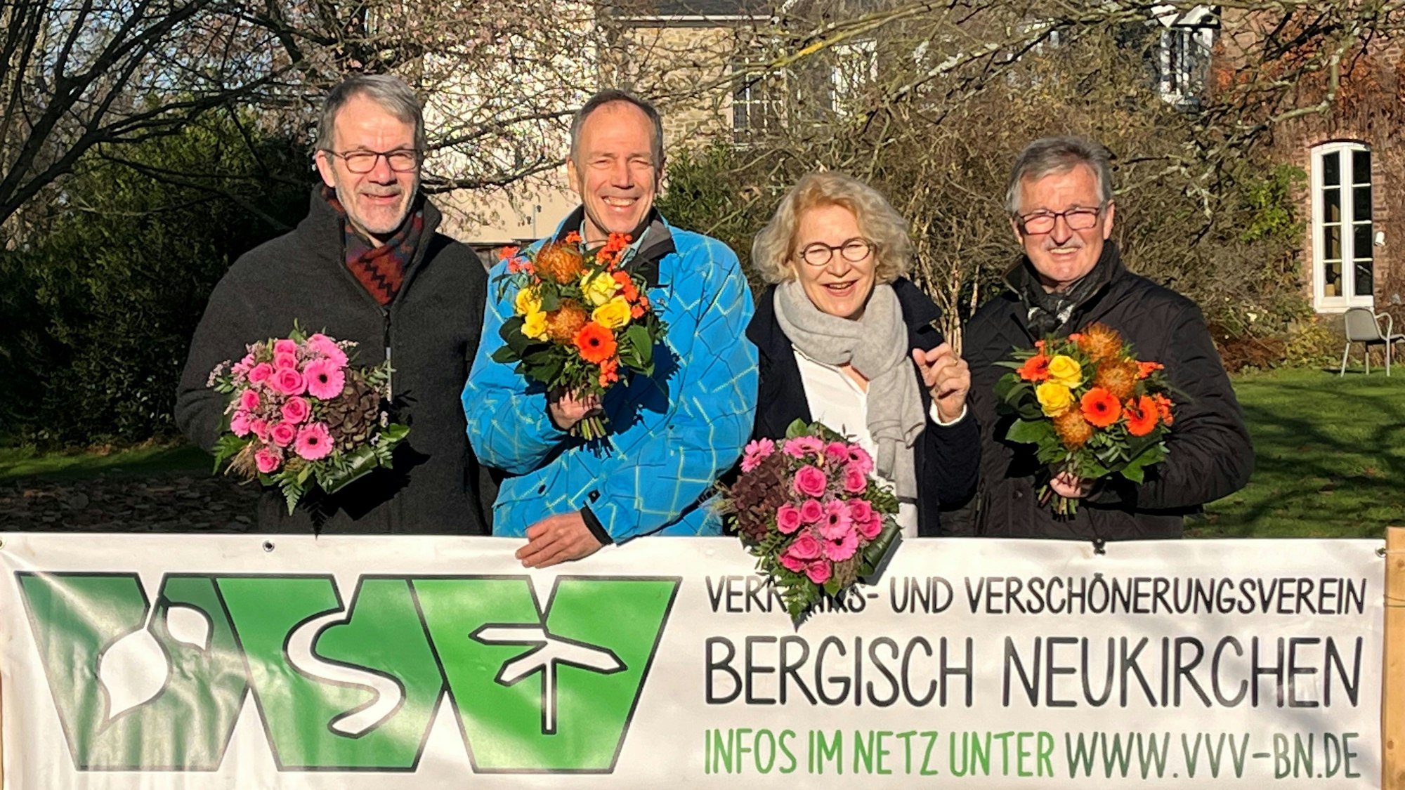 3. Preis: Heimat-Preis NRW 2022 dotiert mit 3.000 €
Verkehrs- und Verschönerungsverein Berg. Neukirchen e. V.
Foto: 3. Preis: (von li. nach re.)
Cornelius Klement (Schriftführer), Enno Cirpka (1. Vorsitzender), Katharina Hummel (Beisitzerin) und Ernst Brenner (2. Vorsitzender)