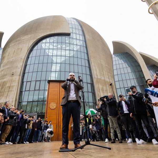 Muezzin Mustafa Kader ruft zum ersten Mal an der Moschee in Köln-Ehrenfeld zum Gebet.