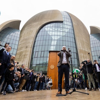 Muezzin Mustafa Kader ruft zum ersten Mal an der Moschee in Köln-Ehrenfeld zum Gebet.