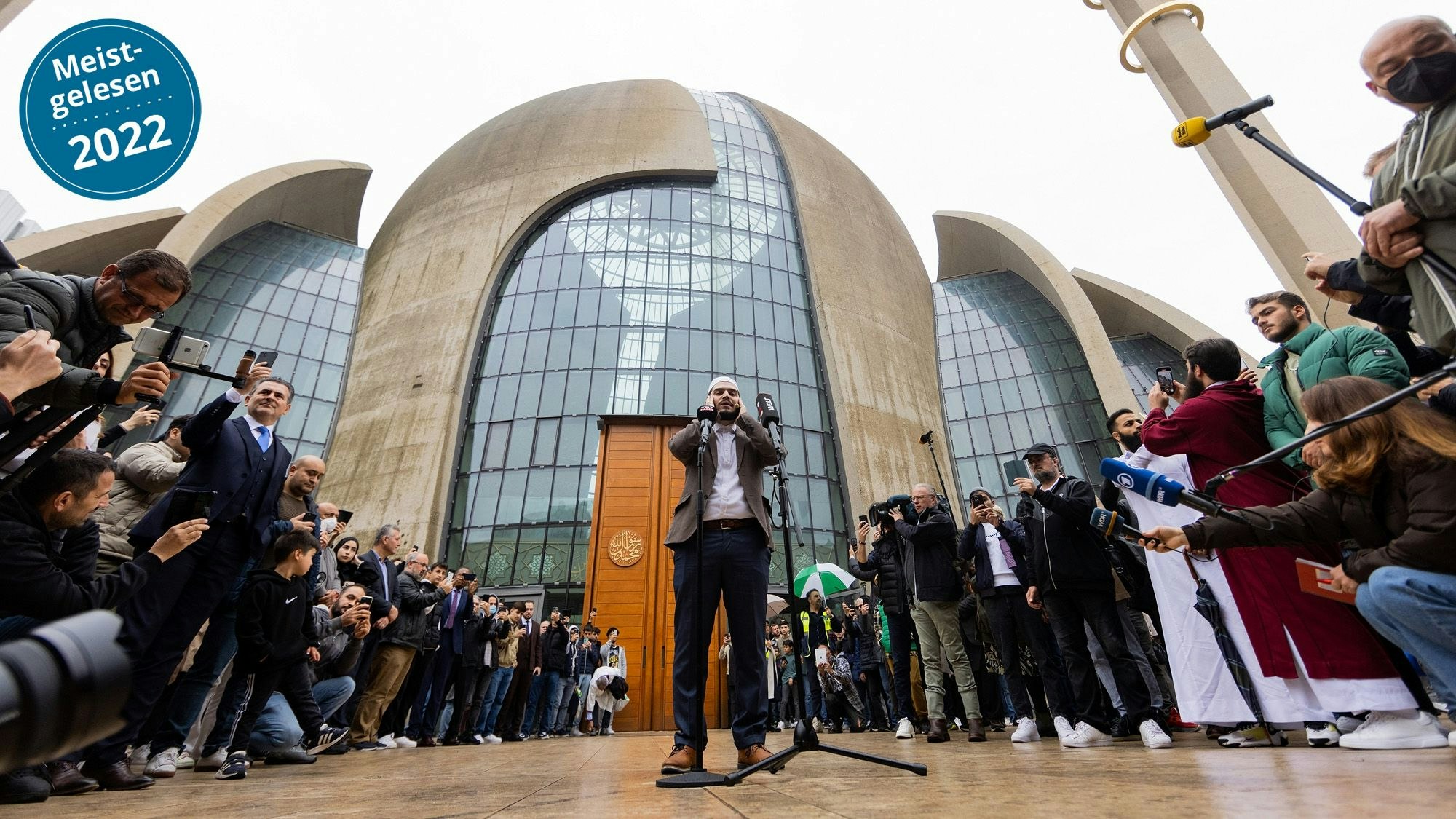 Muezzin Mustafa Kader ruft zum ersten Mal an der Moschee in Köln-Ehrenfeld zum Gebet.