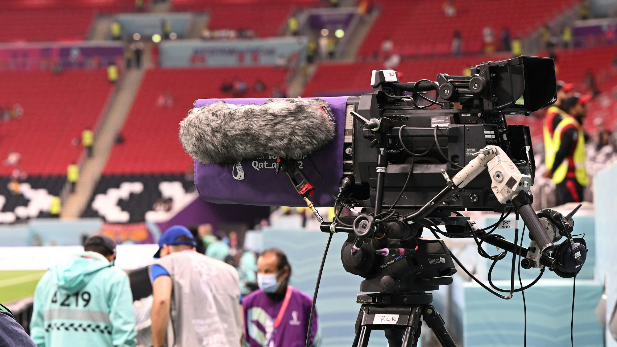 Eine Fernsehkamera für Fußball-Übertragungen steht am Spielfeldrand.