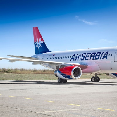 Ein Flugzeug der Fluglinie AirSerbia auf dem Rollfeld.
