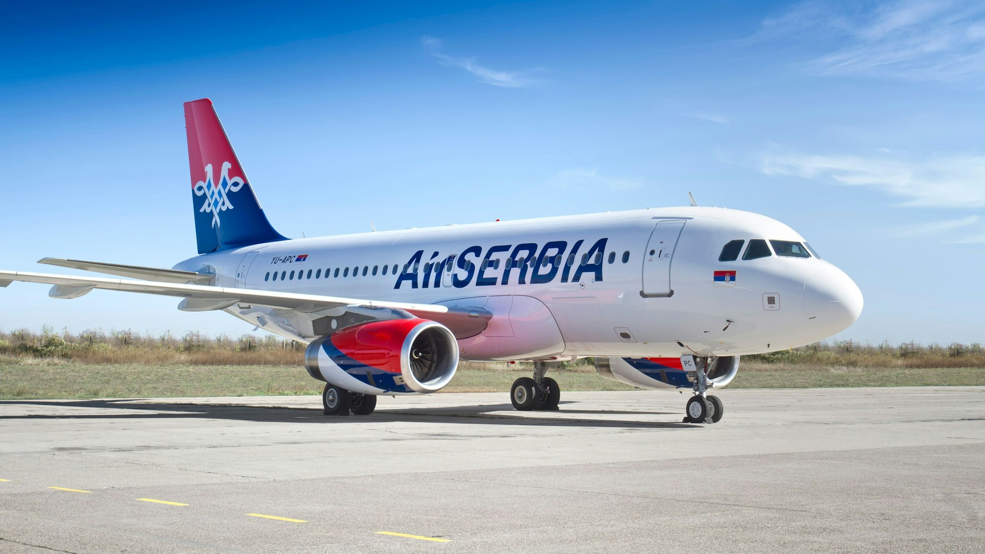 Ein Flugzeug der Fluglinie AirSerbia auf dem Rollfeld.